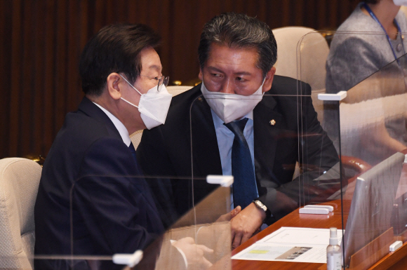 이재명 더불어민주당 대표(왼쪽)와 정청래 최고위원이 1일 오후 서울 여의도 국회에서 열린 본회의에 참석해 대화를 나누고 있다. 2022. 9. 1  정연호 기자