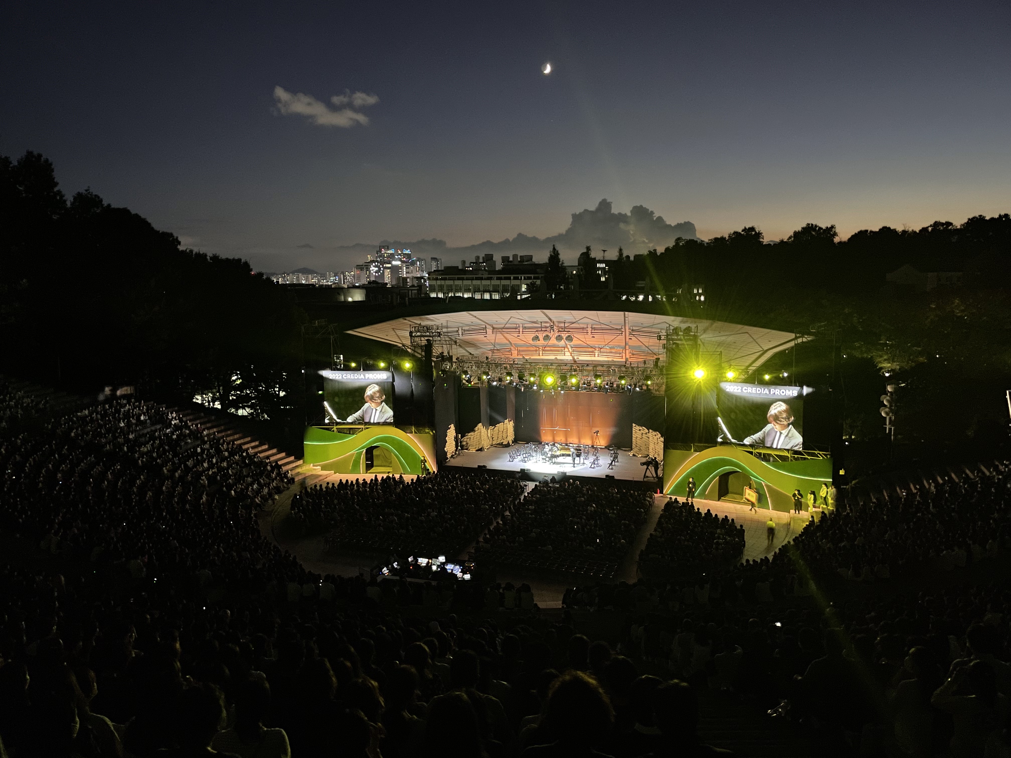 지난 31일 서울 서대문구 연세대 노천극장에서 열린 ‘조성진 그리고 쇼팽’ 공연에 운집한 청중 7000여명이 피아니스트 조성진의 연주에 몰입했다.  크레디아 제공 