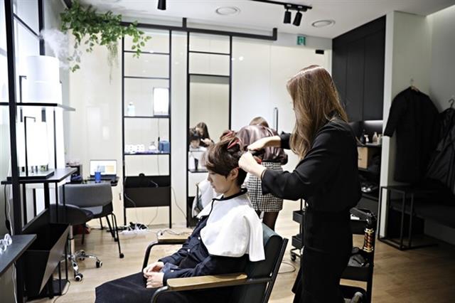 서울 강남구 토스 사옥 안에 있는 직원 전용 헤어숍에서 머리를 손질하고 있는 토스뱅크 직원의 모습. 비바리퍼블리카 제공