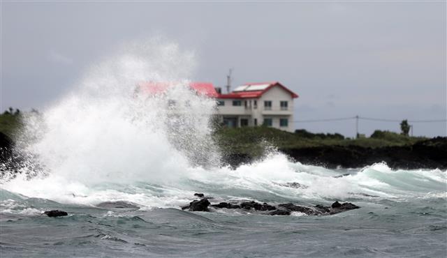 제11호 태풍 ‘힌남노’가 북상하는 가운데 1일 오후 제주시 구좌읍 월정리 해안에 높은 파도가 치고 있다. 2022.9.1 뉴스1