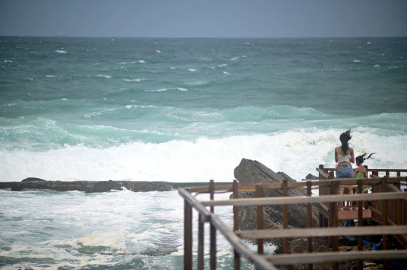 People watch waves along the northeast coast in New Taipei City as Typhoon Hinnamnor approaches eastern Taiwan on September 3, 2022. AFP 연합뉴스