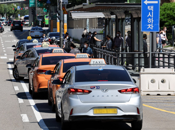 지난 2일 서울역 택시승강장에 택시가 줄지어 서있다. 서울 중형택시 기본요금이 내년부터 3800원에서 4800원으로 1000원이 오른다. 연합뉴스