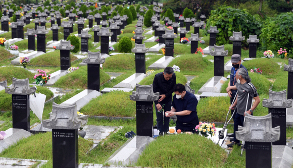 추석 한 주 앞으로… 날 궂어도 미리 성묘 