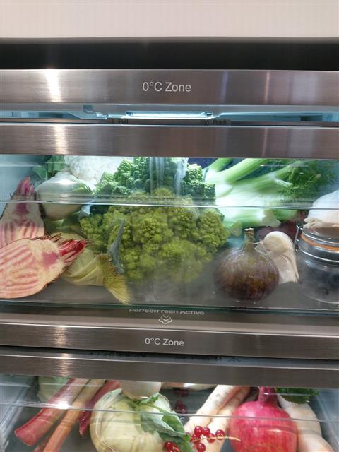 밀레가 첫선을 보인 ‘K4000’ 냉장고의 야채 칸에 든 식자재에 수분이 미세 분사되고 있다. 정서린 기자