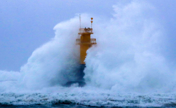 제11호 태풍 ‘힌남노(HINNAMNOR)’가 북상 중인 5일 오전 제주 서귀포시 남원읍 해상에 큰 파도가 몰아치고 있다.기상청은 태풍 힌남노가 6일 자정께 서귀포 남쪽 30㎞ 해상까지 진출하고 이후 부산 서남서쪽 해상을 통과할 것으로 전망했다. 2022.09.05. 뉴시스
