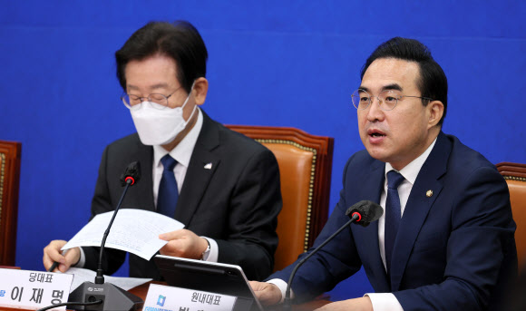 박홍근(오른쪽) 더불어민주당 원내대표가 5일 국회에서 열린 최고위원회의에서 발언하고 있다. 왼쪽은 이재명 대표. 2022.9.5 국회사진기자단