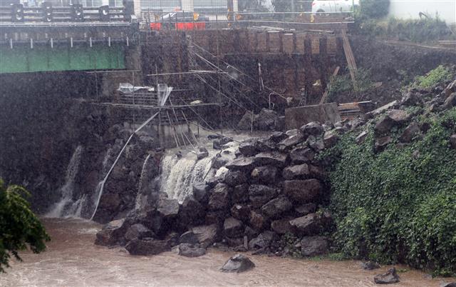 공사장 덮친 빗물