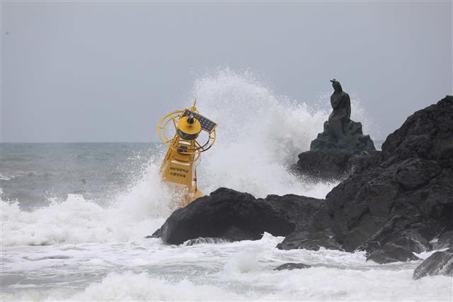거친 파도로 해안까지 밀려온 수중방파제