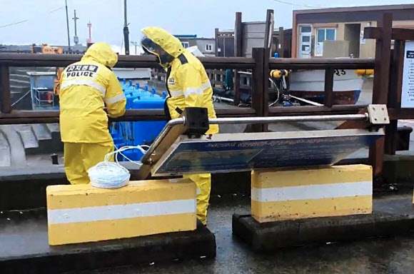 태풍 ‘힌남노’에 쓰러진 표지판