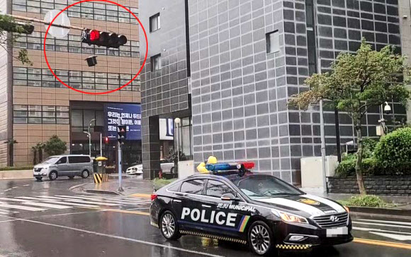 강풍에 파손된 신호등