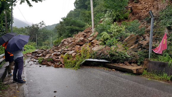 5일 오후 1시30분께 충북 제천시 금성면의 한 농어촌도로에서 산사태가 발생해 제천시가 긴급 복구 작업을 벌이고 있다. 2022.09.05.독자 제공 뉴시스