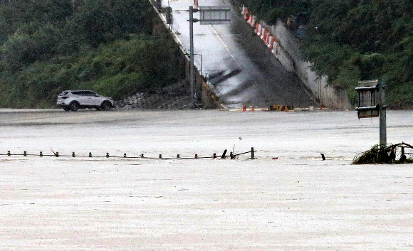 제11호 태풍 ‘힌남노’가 북상하고 있는 5일 오후 서울 강남구 탄천 이 범람해 있다. 2022.09.05. 뉴시스