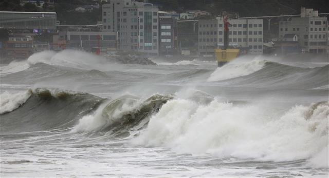 제11호 태풍 ‘힌남노’가 북상 중인 5일 오후 부산 해운대구 해운대해수욕장에 거친 파도가 몰아치고 있다. 2022.9.5 뉴스1