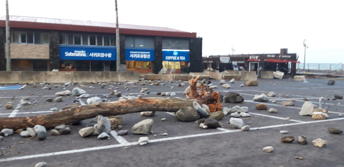 서귀포시 서귀항 새연교 주차장에 나뒹굴고 있는 나무와 돌덩어리들.<br>-제주소방안전본부 제공