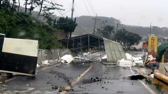주택 잔해 등으로 뒤덮인 포항 구룡포 구평리 입구