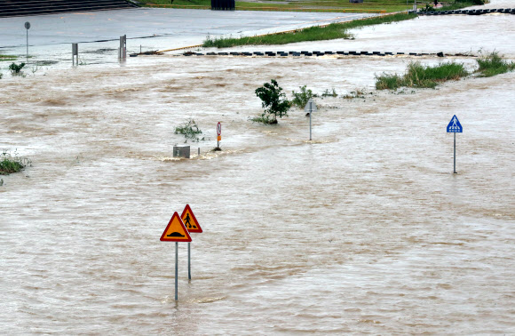 태풍에 형체 잃어버린 무심천