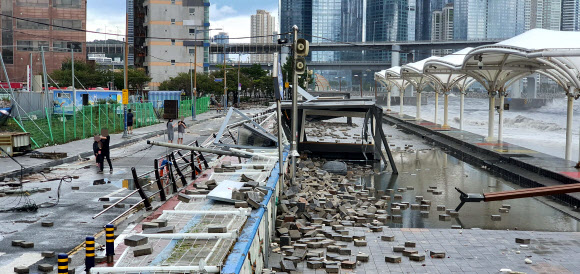 제11호 태풍 ‘힌남노’가 휩쓸고 간 6일 오전 부산 수영구 수변공원 일대에 강풍으로 파손된 보도 블록과 울타리, 전선 등이 널브러져 있다. 2022.09.06. 뉴시스