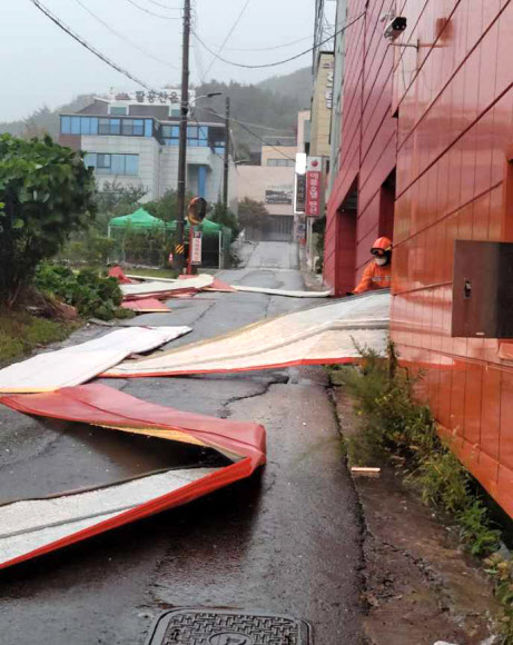 떨어진 판넬 안전조치