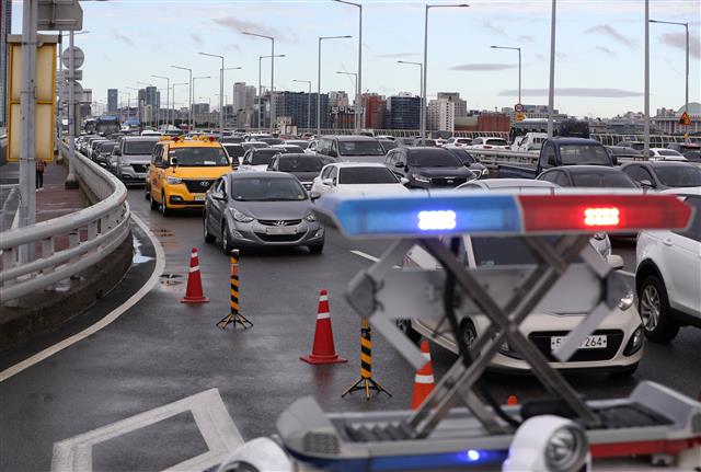 태풍으로 도로가 막혀도 출근은 해야 한다