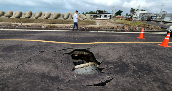 태풍에 부서진 강정항 도로