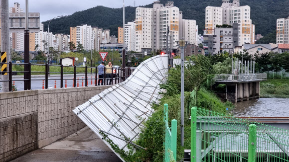제11호 태풍 ‘힌남노’가 몰고온 강풍으로 6일 오전 전남 순천시 어울림센터 건축 현장 가설울타리가 30m 가량 기울어졌다. 노관규 순천시장이 인명 피해가 없도록 안전조치를 지시하고 있다. 2022.09.06.순천시청 제공