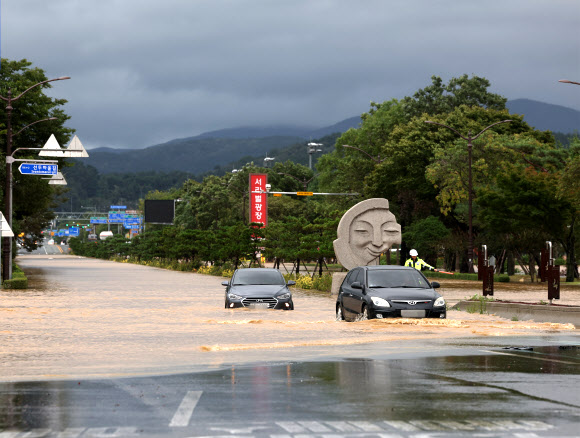 물에 잠긴 경주 톨게이트 인근 도로