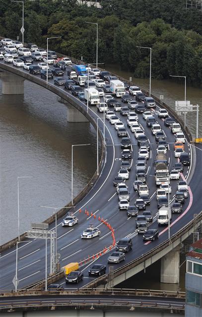 강변북로 진입 통제합니다