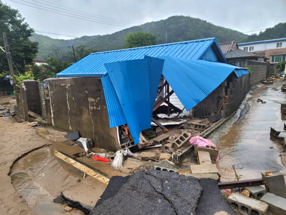태풍 힌남노가 지나간 6일 오전 6시께 덕동댐 둑 일부가 터지면서 경주시 암곡동 왕산마을이 침수됐다. 비가 잦아들면서 침수됐던 주택과 차량 등이 모습을 드러내고 있다. 2022.8.6. 독자 제공 뉴시스