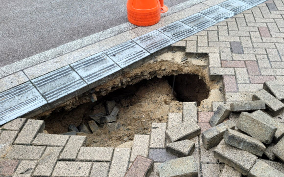 태풍 여파로 침하한 인도