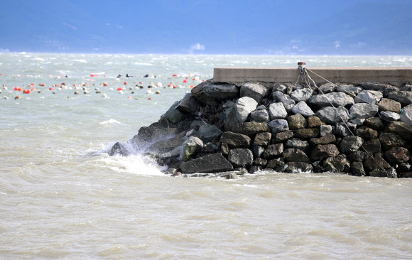 태풍에 부서진 여수 방파제