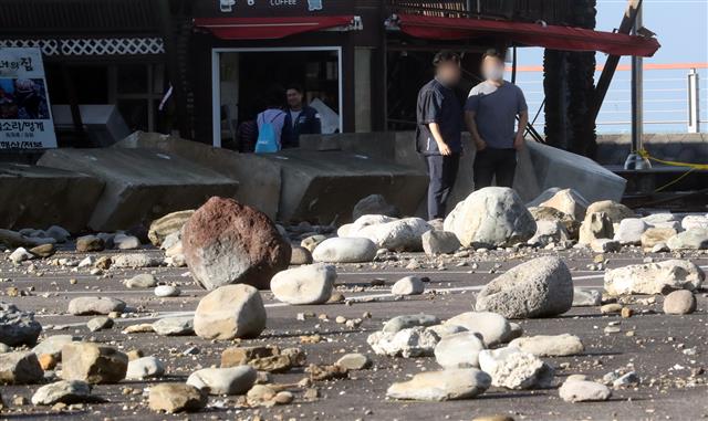강풍에 날아든 돌덩이