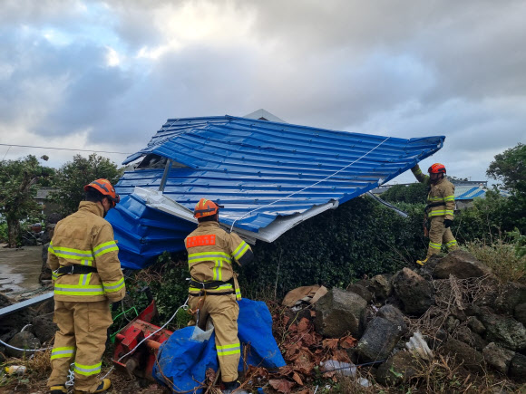 강풍에 날아간 지붕