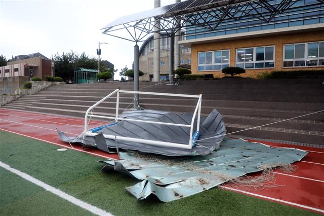 ‘힌남노’ 강풍에 날아간 지붕