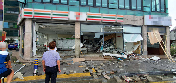 제11호 태풍 ‘힌남노’가 휩쓸고 간 6일 오전 부산 수영구 수변공원 인근 한 편의점이 강풍으로 뜯겨져 나간 보도블록으로 인해 파손됐다. 2022.09.06. 뉴시스