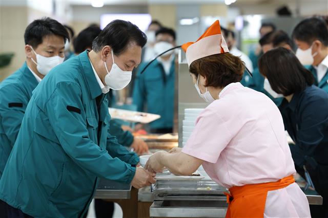 구내식당 찾은 윤 대통령
