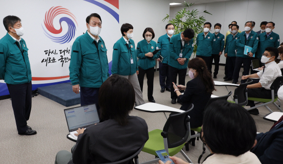 윤석열 대통령이 6일 오전 기자실을 방문, 지난 밤 태풍 힌남노와 관련 상황대기에 대한 질의에 답하고 있다. 2022. 9. 6 박지환 기자
