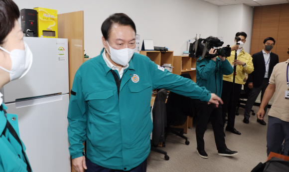 윤석열 대통령이 6일 오전 기자실을 방문, 지난 밤 태풍 힌남노와 관련 상황대기에 대한 질의에 답하고 있다. 2022. 9. 6 박지환 기자