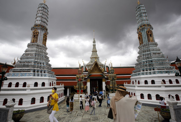 관광객들이 태국 방콕의 에메랄드 사원(왓 프라께오)을 둘러보고 있다. 2022.9.5 EPA 연합뉴스