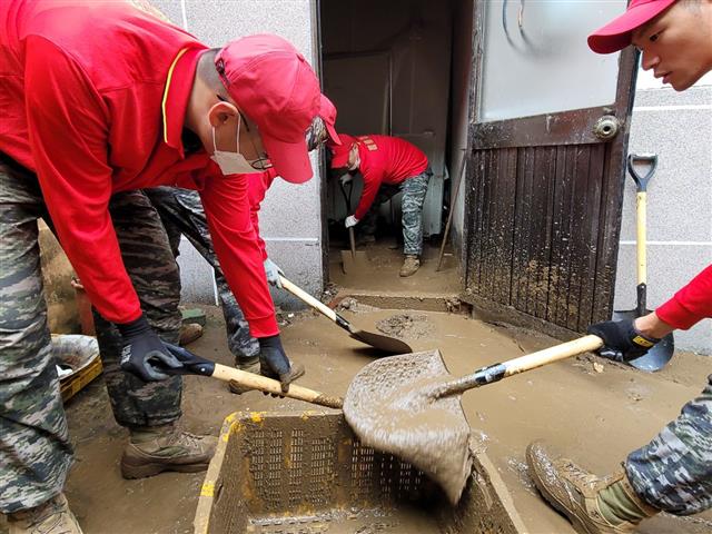 태풍 피해 복구 힘쓰는 해병대 1사단