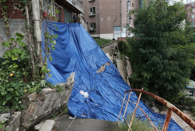 태풍 ‘힌남노’로 부서진 주택 담장