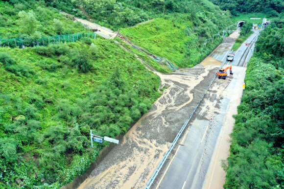 태풍의 위력…도로 덮친 산사태