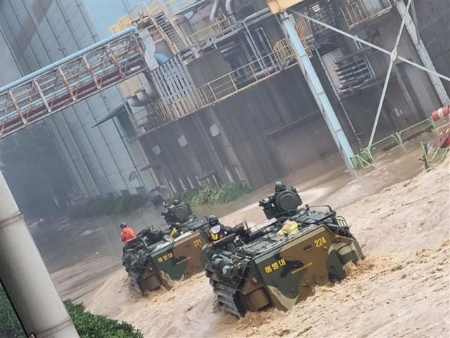폭우를 피해 화재원점으로 향하는 상륙돌격장갑차