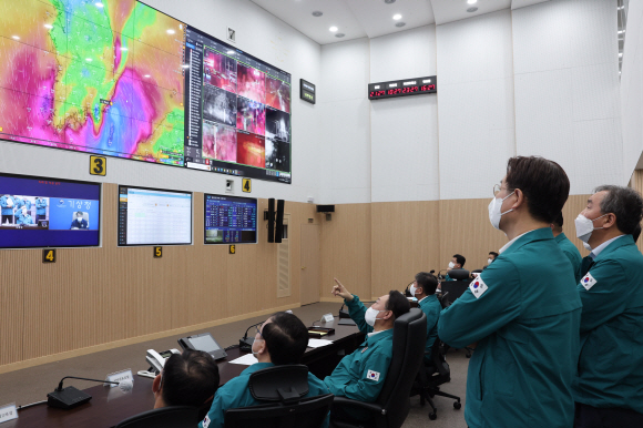 220906 힌남노 상황 점검회의 주재하는 윤석열 대통령 윤석열 대통령이 6일 새벽 5시 서울 용산 대통령실 청사 국가위기관리센터에서 태풍 힌남노와 관련해 상황을 점검하는 회의를 주재하고 있다. 2022.9.6 대통령실 제공