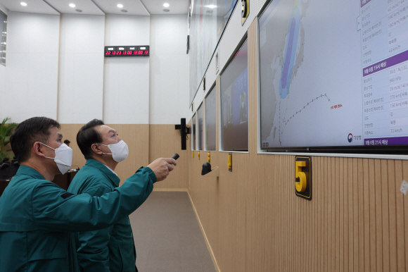 윤석열 대통령이 6일 새벽 5시 서울 용산 대통령실 청사 국가위기관리센터에서 태풍 힌남노와 관련해 상황을 점검하는 회의를 주재하고 있다. 2022.9.6 대통령실 제공