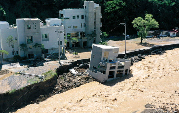 태풍의 위력…물에 떠내려간 풀빌라