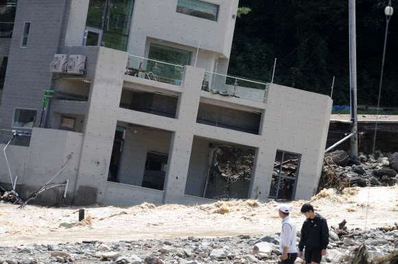 태풍의 위력…물에 떠내려간 풀빌라