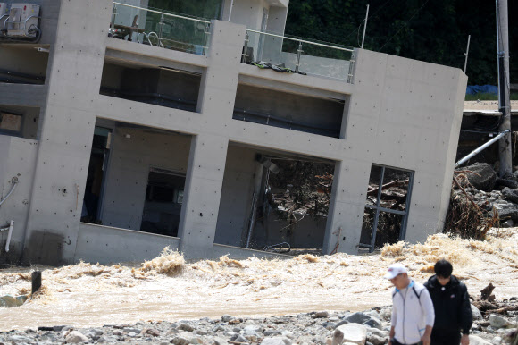 태풍의 위력…물에 떠내려간 풀빌라