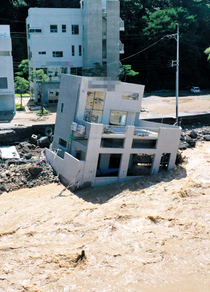 태풍의 위력…물에 떠내려간 풀빌라