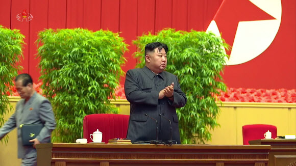 김정은 북한 국무위원장이 4일과 5일 양일간 수도 평양에서 열린 국가재해방지사업총화회의에 참석해 회의를 이끌었다고 조선중앙TV가 6일 보도했다. 이날 회의에는 김덕훈?조용원?박정천 당 정치국 상무위원과 당중앙위, 내각, 사회안전, 사법, 검찰부문 간부 등이 참석했다. 2022.09.06. 조선중앙TV 캡처 뉴시스