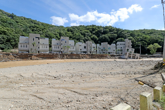 강한 물살에 지반 유실